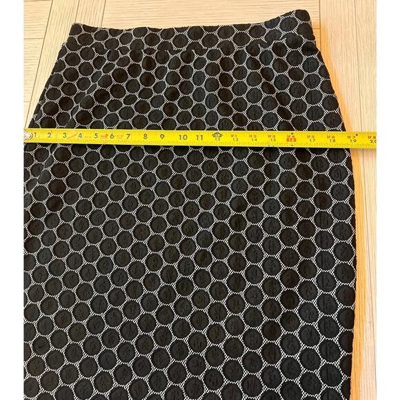 Elle black & white geometric print, knee length straight skirt. Poly, spandex. M - Picture 3 of 7